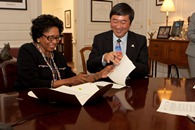 President Ruth Simmons (left) and Prof. Joseph Sung, Vice-Chancellor and President of CUHK at the agreement signing ceremony held at Brown.